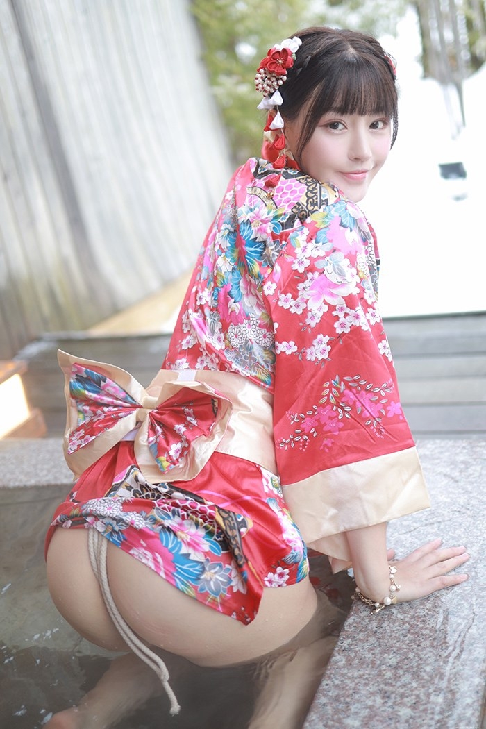 饥渴娇娘朱可儿露天浴池裸身入镜