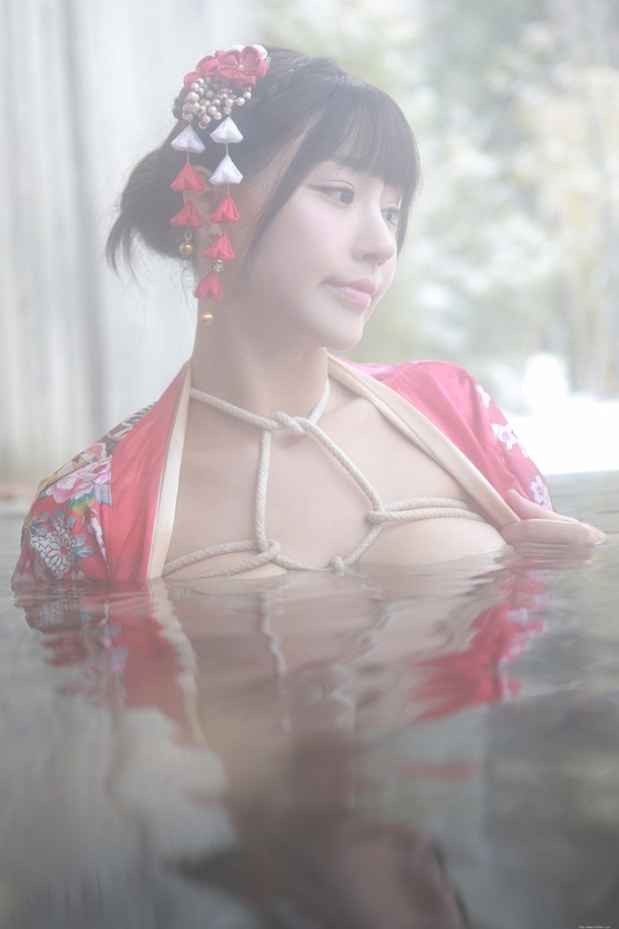 饥渴娇娘朱可儿露天浴池裸身入镜