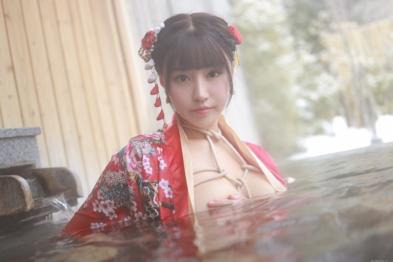 饥渴娇娘朱可儿露天浴池裸身入镜