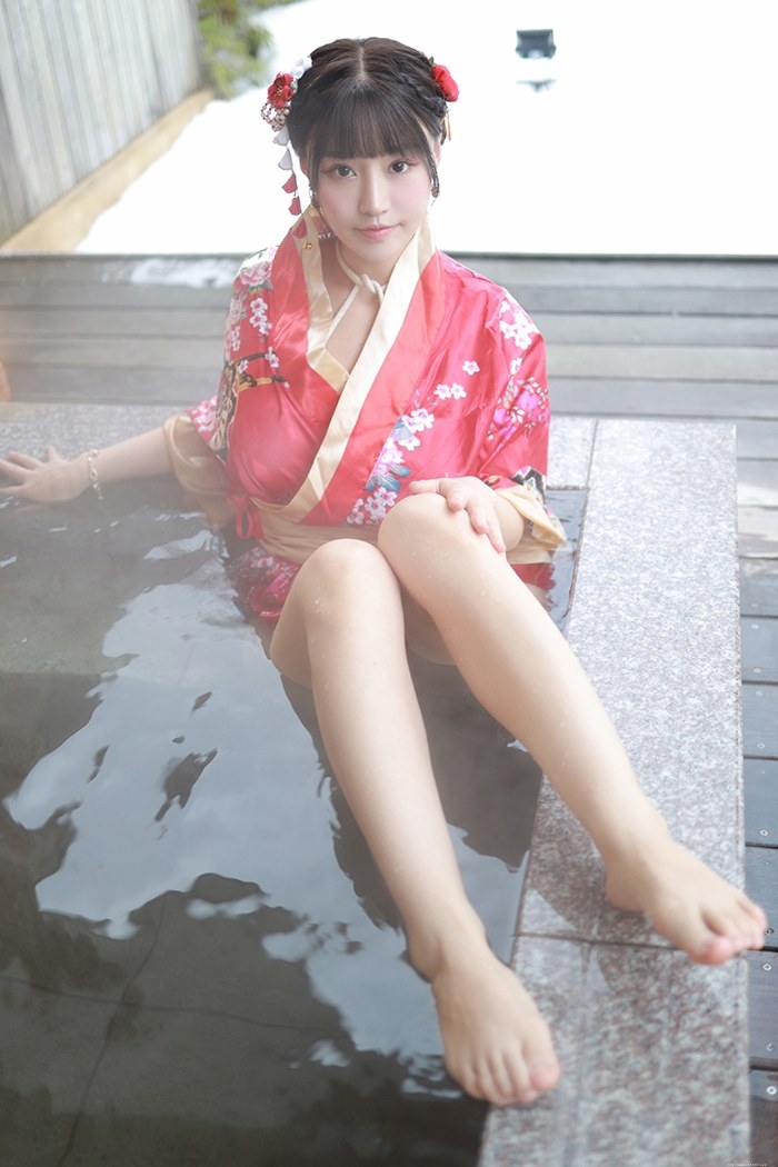 饥渴娇娘朱可儿露天浴池裸身入镜