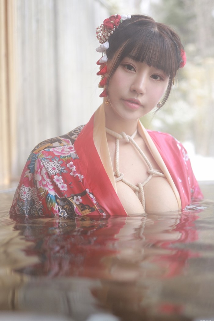 饥渴娇娘朱可儿露天浴池裸身入镜