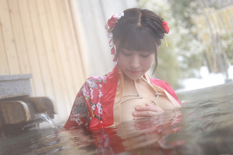 饥渴娇娘朱可儿露天浴池裸身入镜