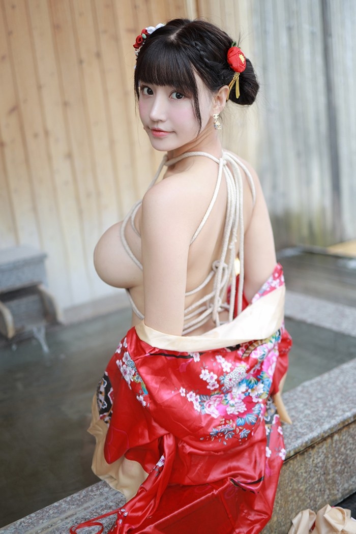 饥渴娇娘朱可儿露天浴池裸身入镜