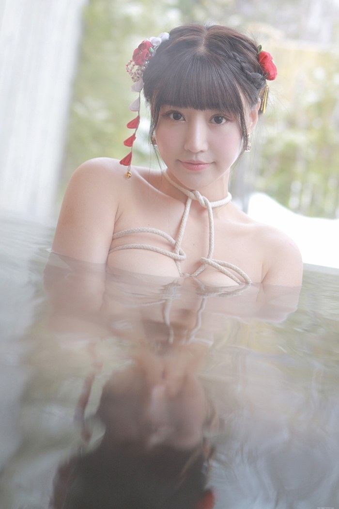 饥渴娇娘朱可儿露天浴池裸身入镜