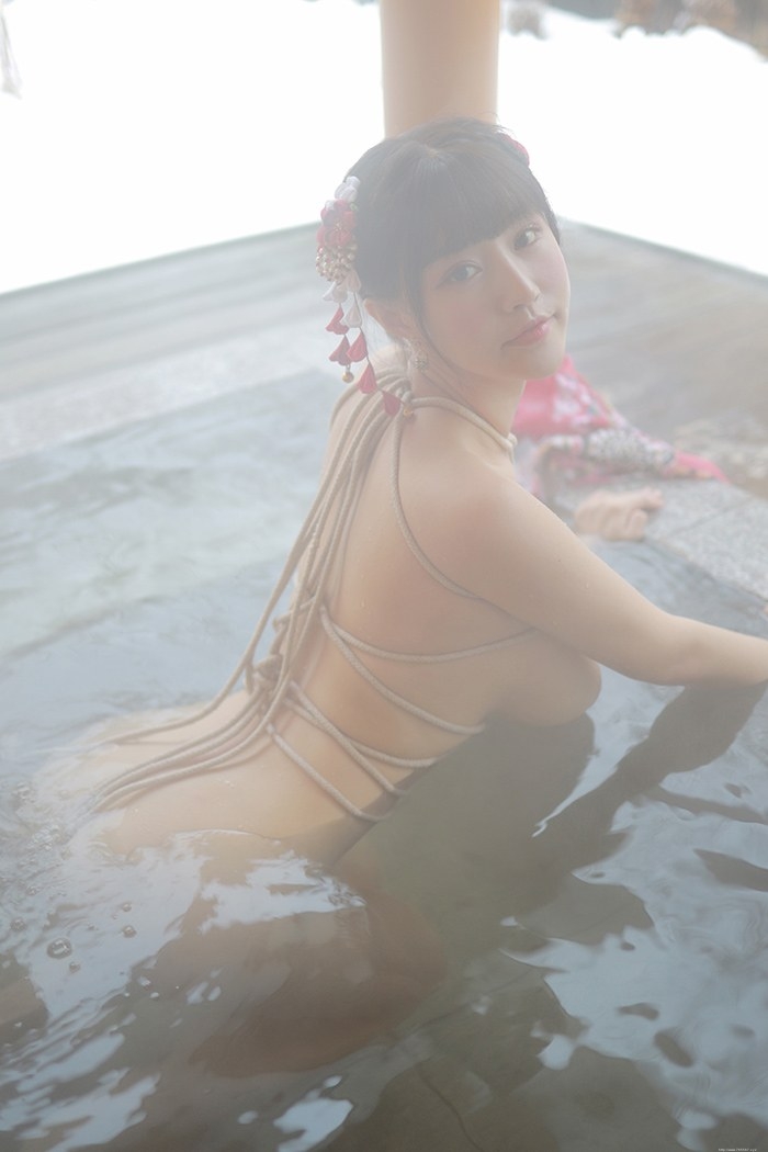 饥渴娇娘朱可儿露天浴池裸身入镜