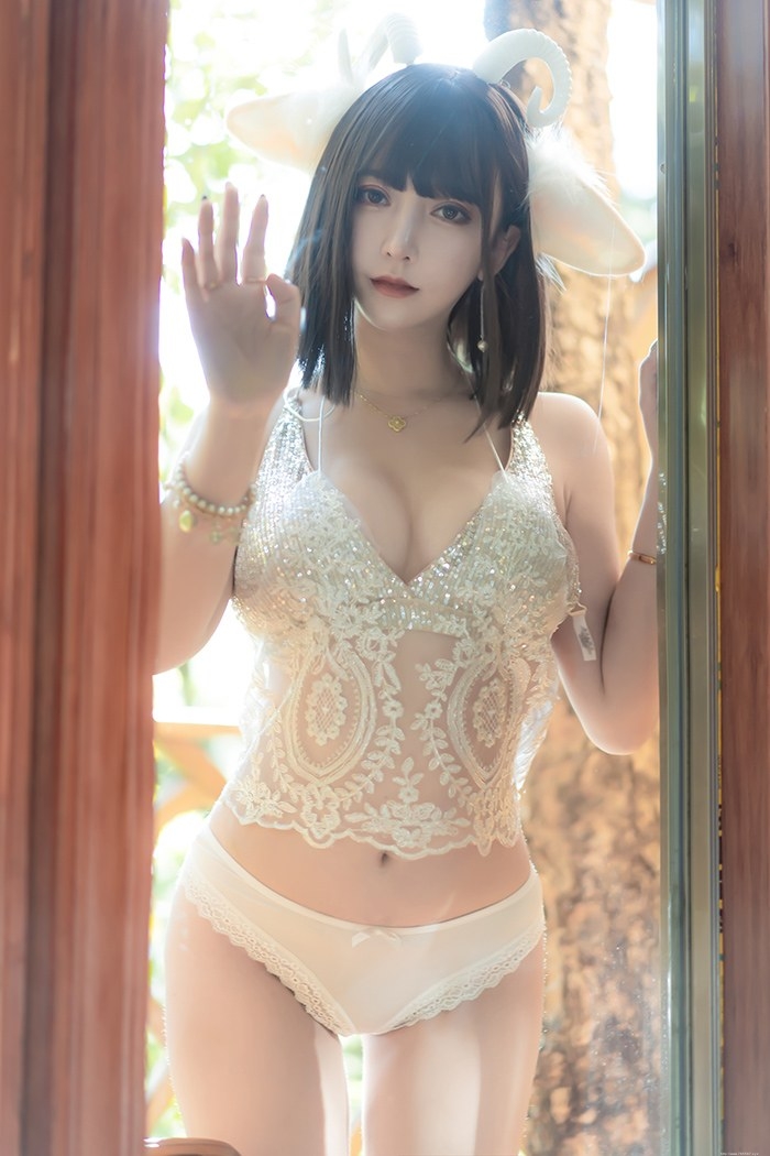 性感小羊米线线闪亮内衣大秀美乳