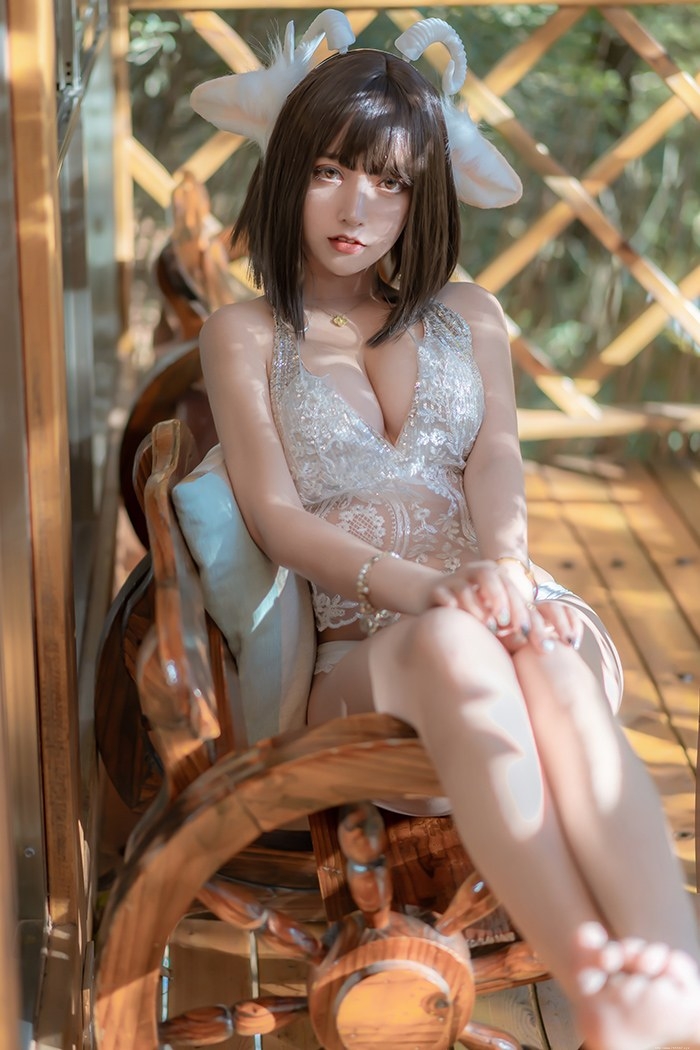 性感小羊米线线闪亮内衣大秀美乳