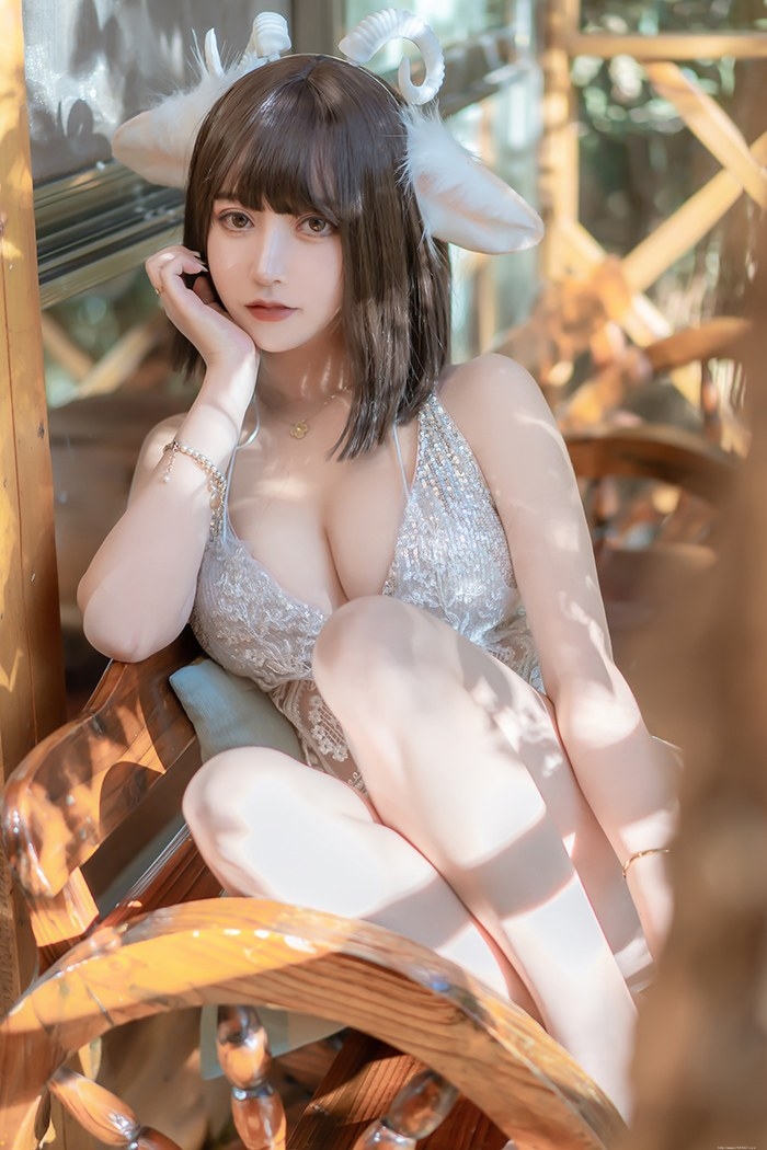 性感小羊米线线闪亮内衣大秀美乳