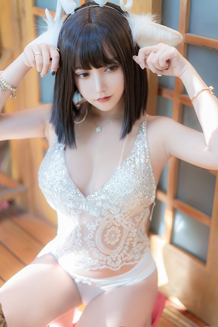 性感小羊米线线闪亮内衣大秀美乳