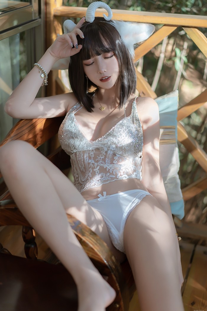 性感小羊米线线闪亮内衣大秀美乳