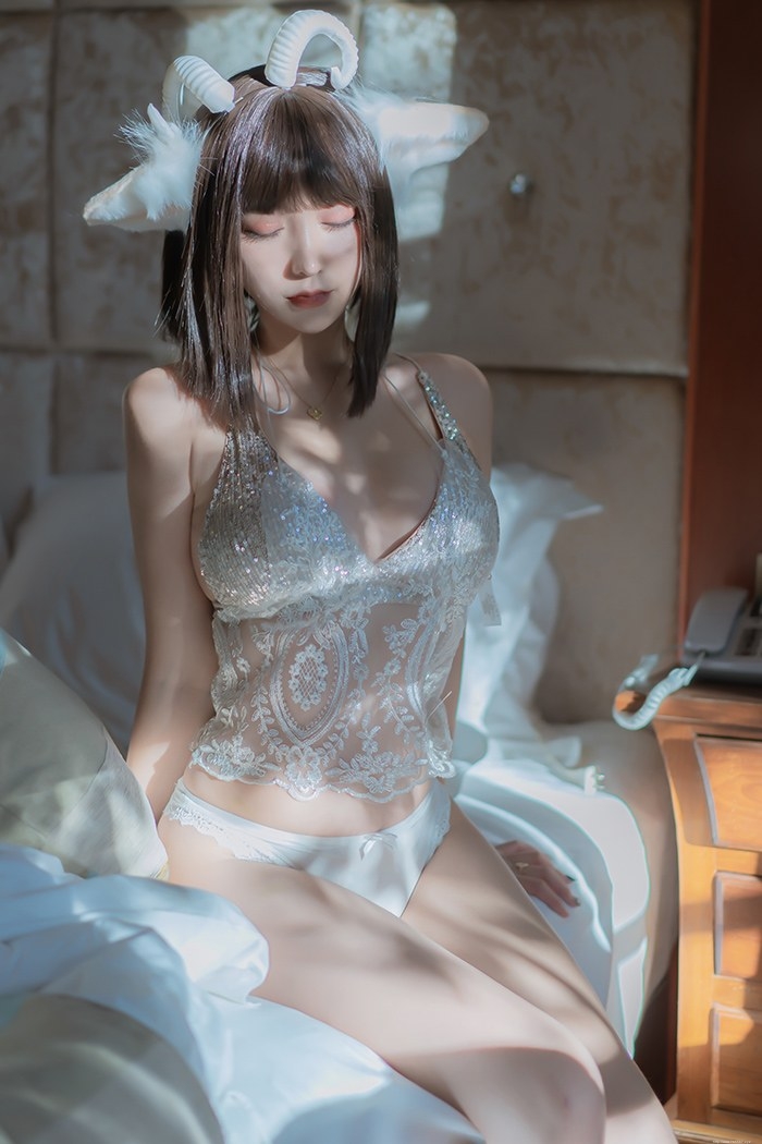 性感小羊米线线闪亮内衣大秀美乳