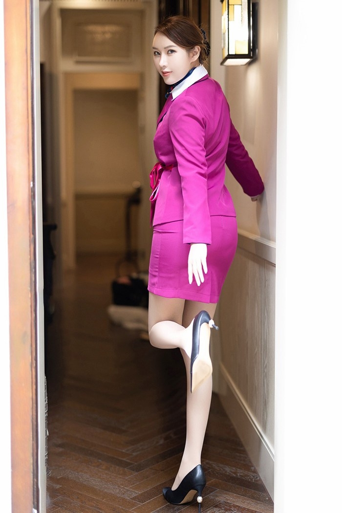 热辣空姐尤妮丝开档肉丝真空露出