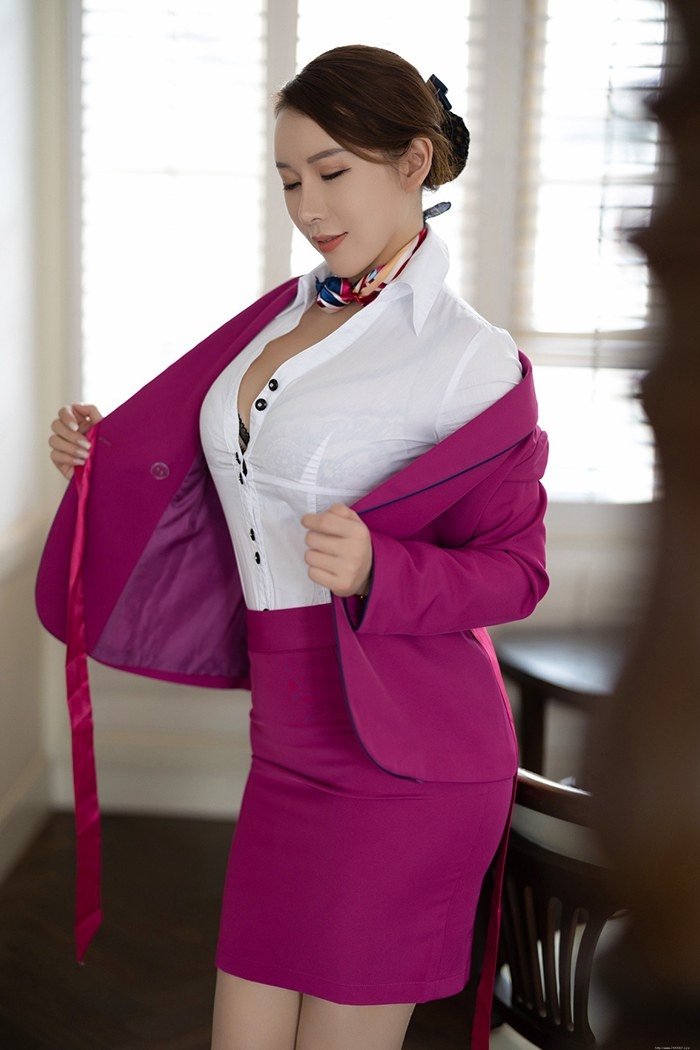 热辣空姐尤妮丝开档肉丝真空露出