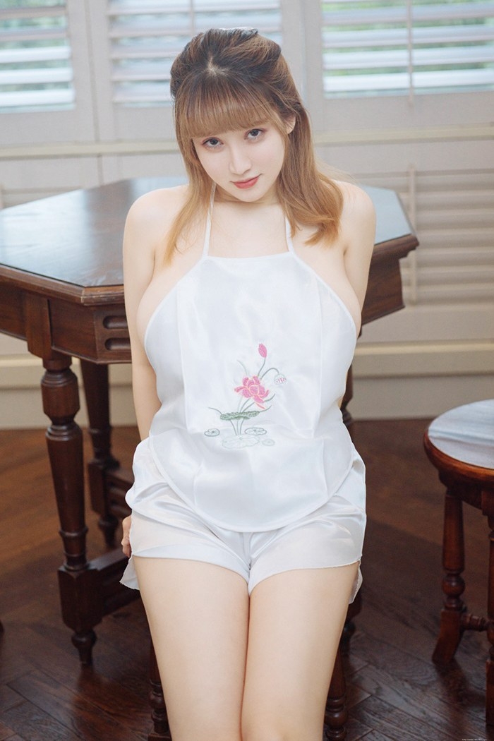 人形奶牛周大萌白皙胴体美乳侧漏