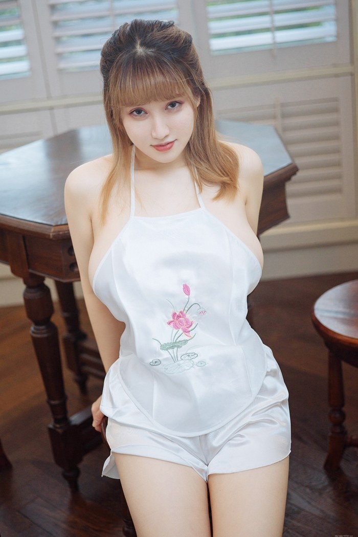 人形奶牛周大萌白皙胴体美乳侧漏