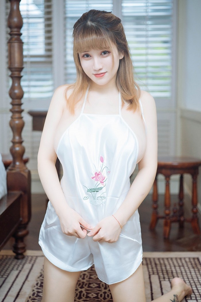 人形奶牛周大萌白皙胴体美乳侧漏