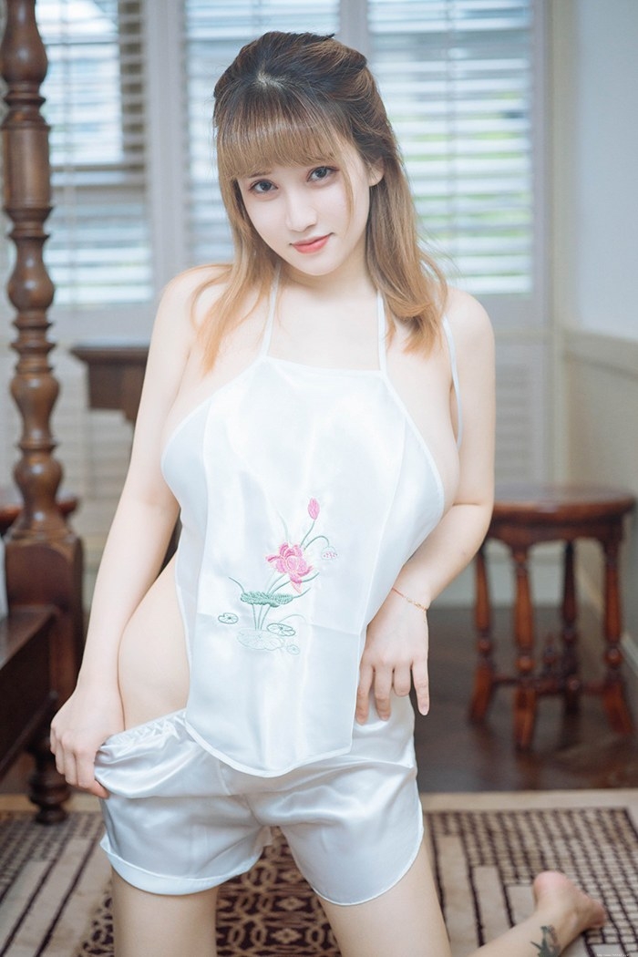 人形奶牛周大萌白皙胴体美乳侧漏