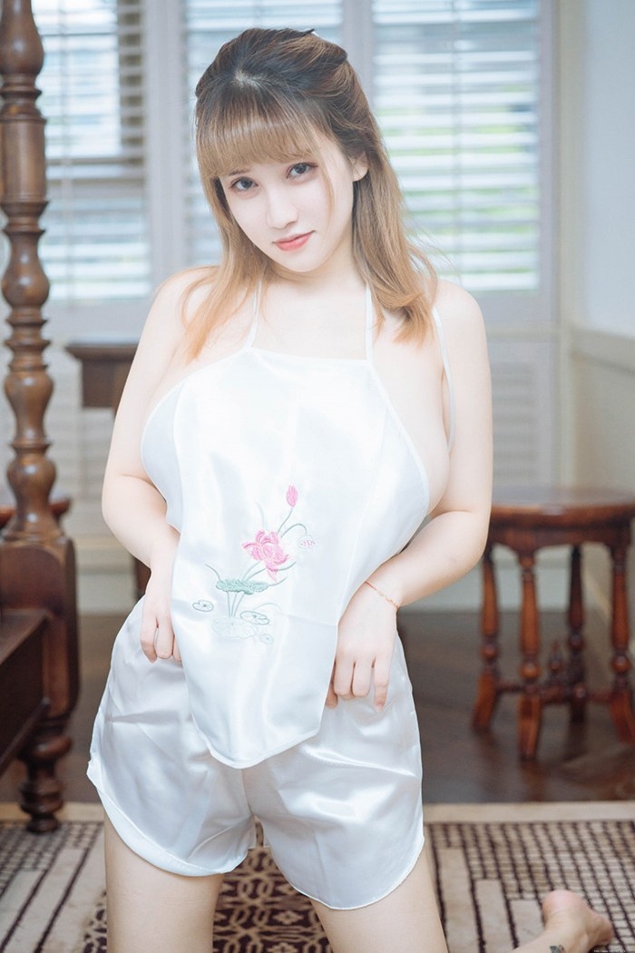 人形奶牛周大萌白皙胴体美乳侧漏