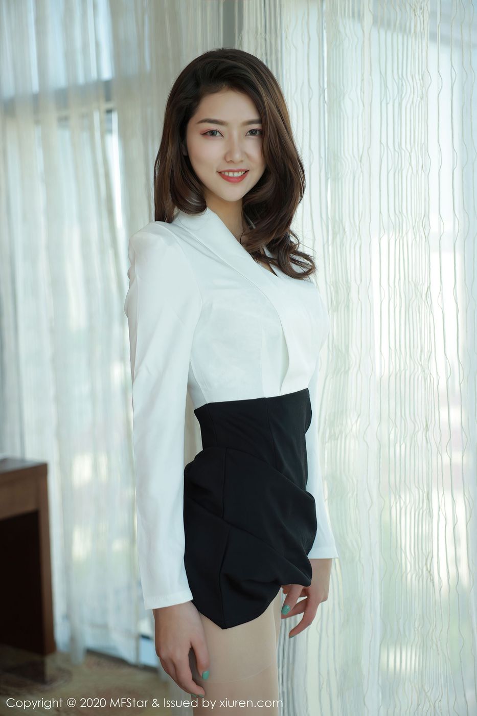 [MFStar模范学院] 美女模特方子萱丝袜美腿经典的秘书OL系列写真 Vol.350