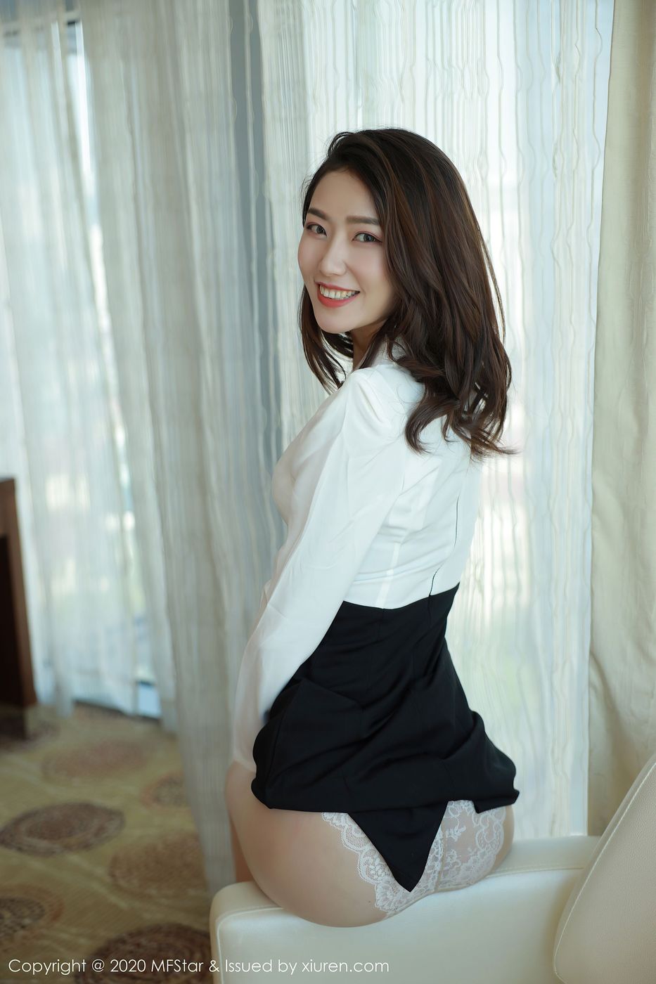 [MFStar模范学院] 美女模特方子萱丝袜美腿经典的秘书OL系列写真 Vol.350