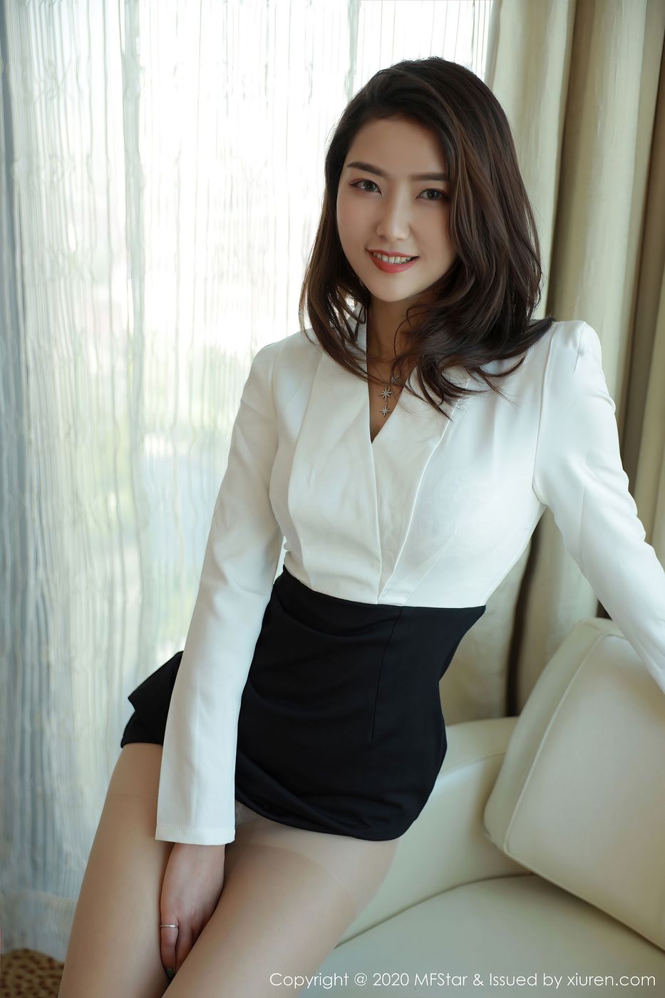 [MFStar模范学院] 美女模特方子萱丝袜美腿经典的秘书OL系列写真 Vol.350