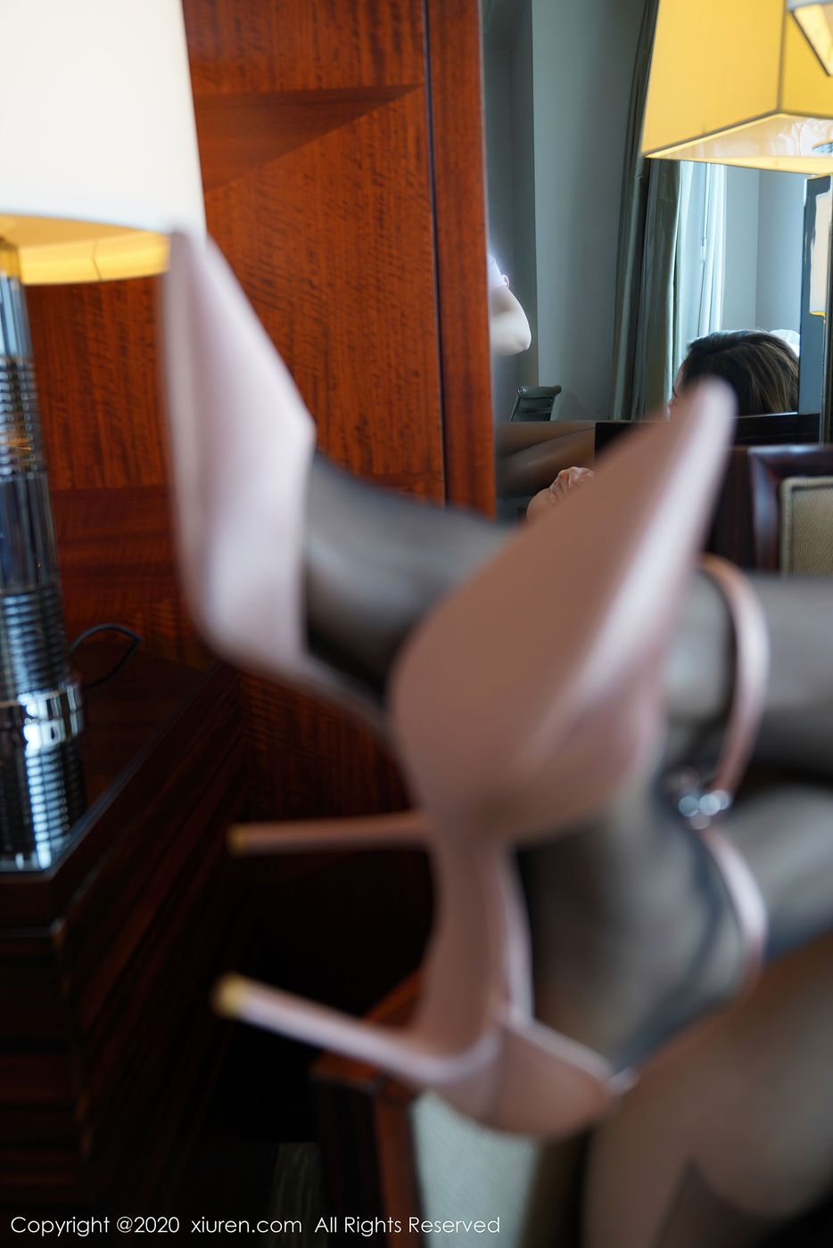 [XIUREN秀人网] 美女模特方子萱性感吊带与黑丝美腿曼妙写真 No.2376