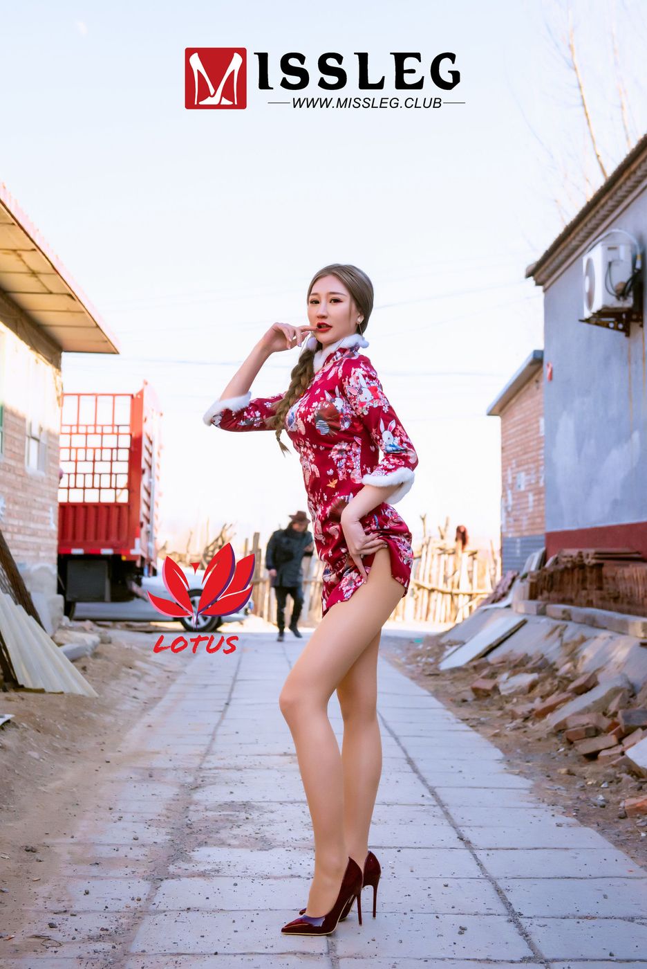 [MISSLEG蜜丝] 美女模特玄子《画院新年单人》旗袍主题写真  M005