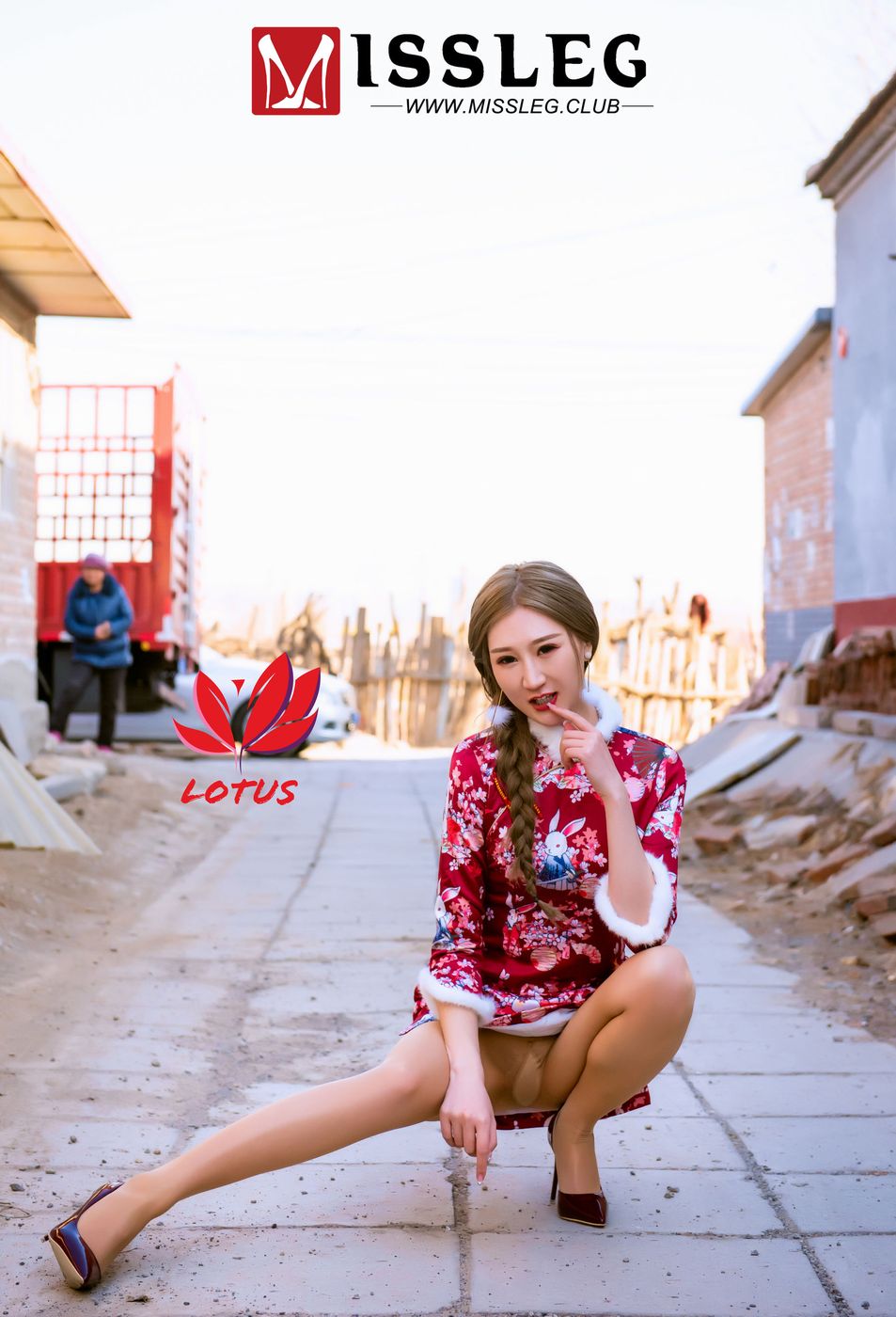 [MISSLEG蜜丝] 美女模特玄子《画院新年单人》旗袍主题写真  M005