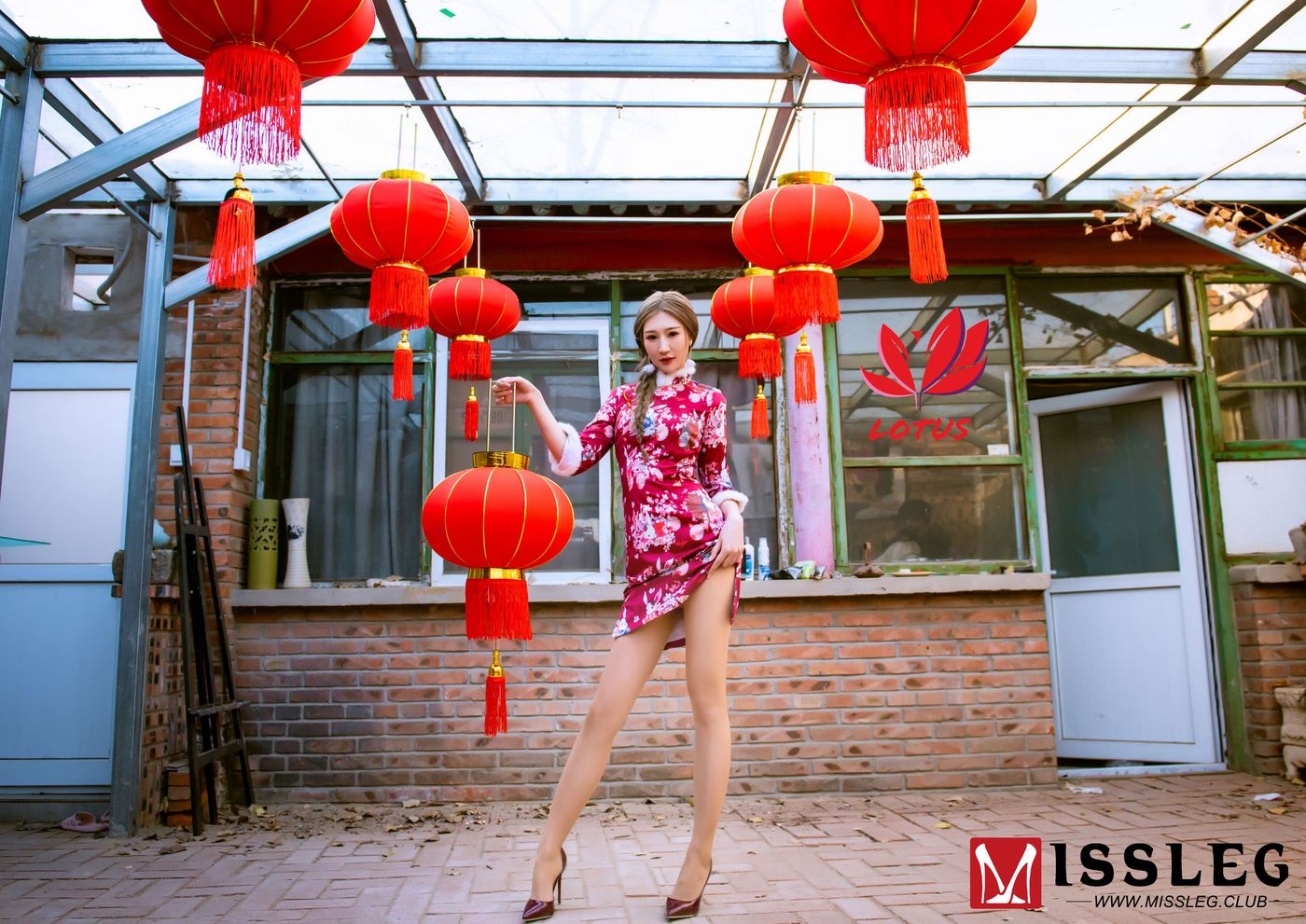 [MISSLEG蜜丝] 美女模特玄子《画院新年单人》旗袍主题写真  M005