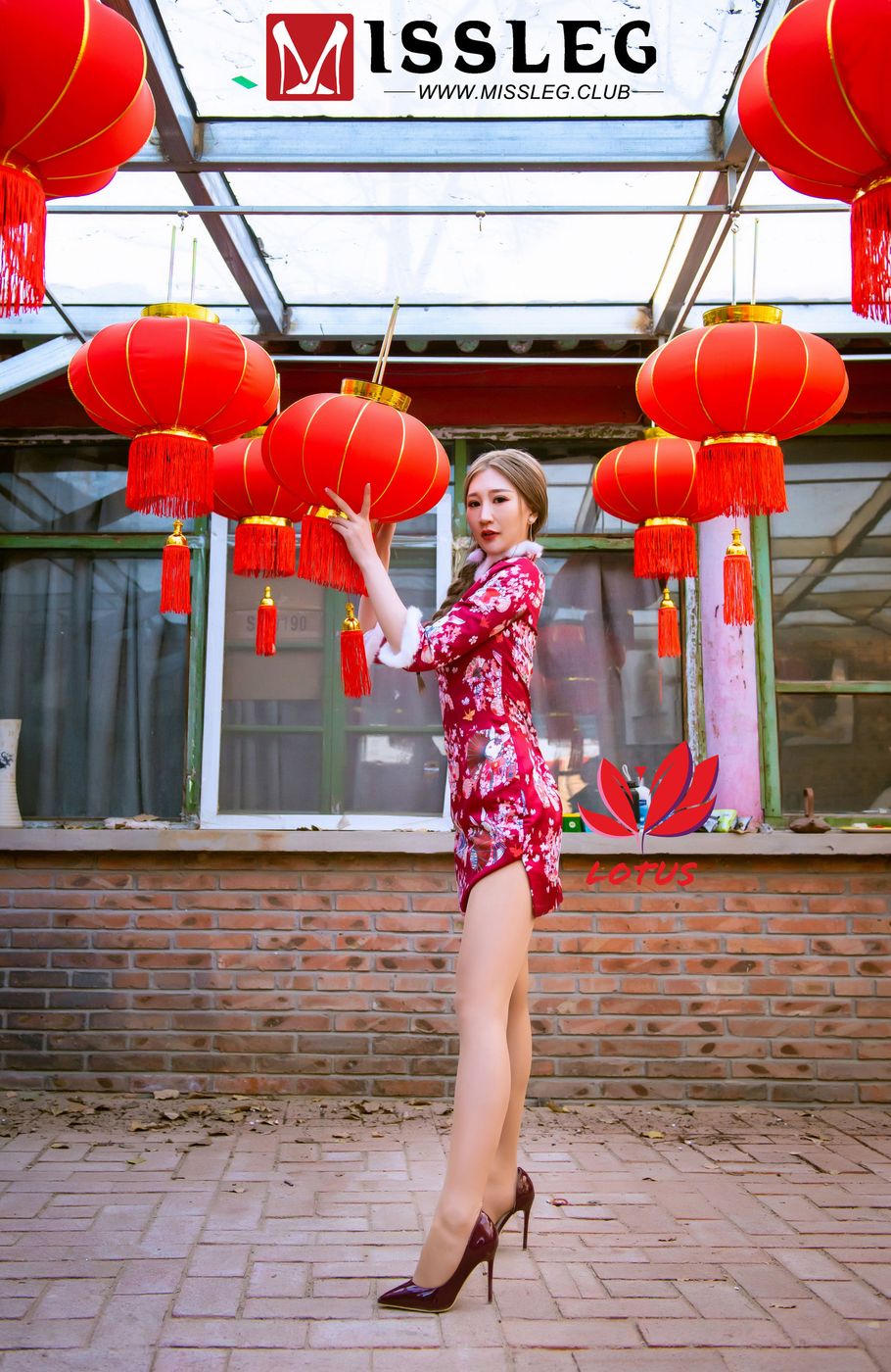 [MISSLEG蜜丝] 美女模特玄子《画院新年单人》旗袍主题写真  M005