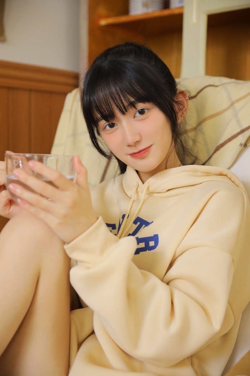 鹅蛋脸美女青春有活力写真摄影