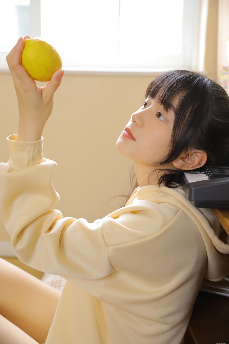 鹅蛋脸美女青春有活力写真摄影