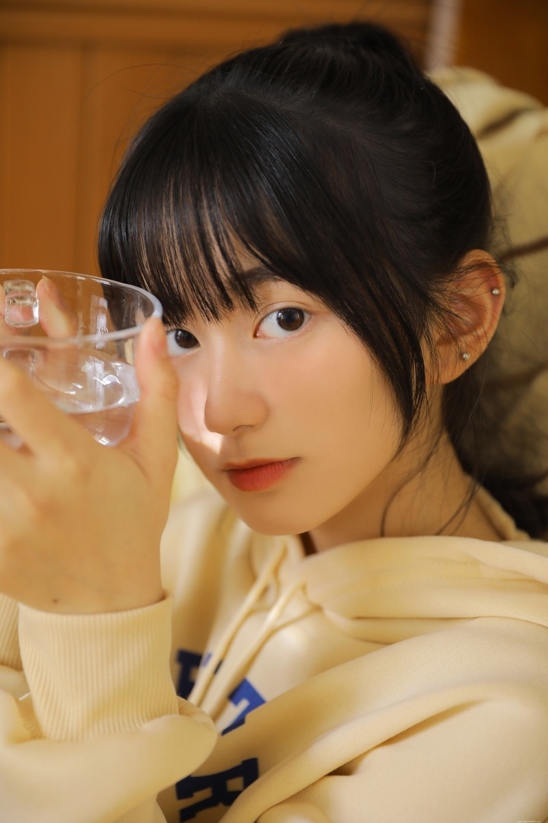 鹅蛋脸美女青春有活力写真摄影