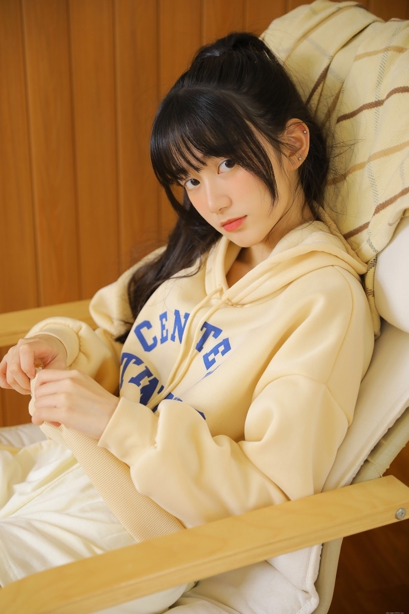 鹅蛋脸美女青春有活力写真摄影