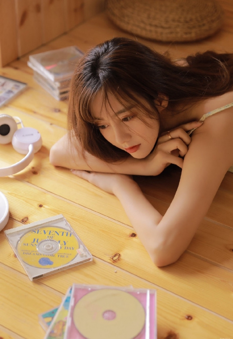 气质小姐姐香肩吊带迷人风情写真