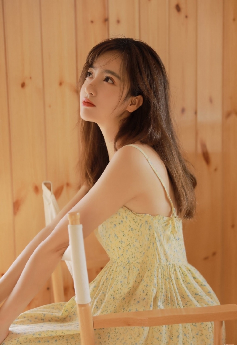 气质小姐姐香肩吊带迷人风情写真