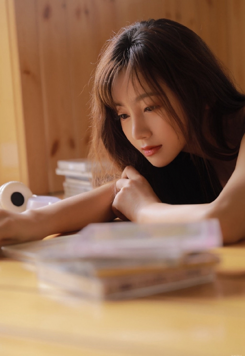 气质小姐姐香肩吊带迷人风情写真