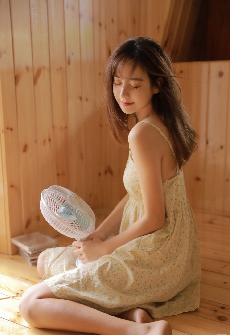 气质小姐姐香肩吊带迷人风情写真