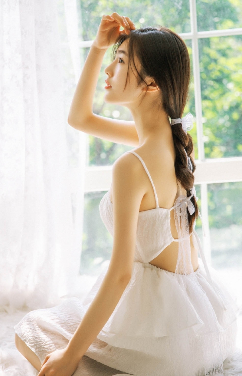 气质小女孩美背光滑细腻女生照片