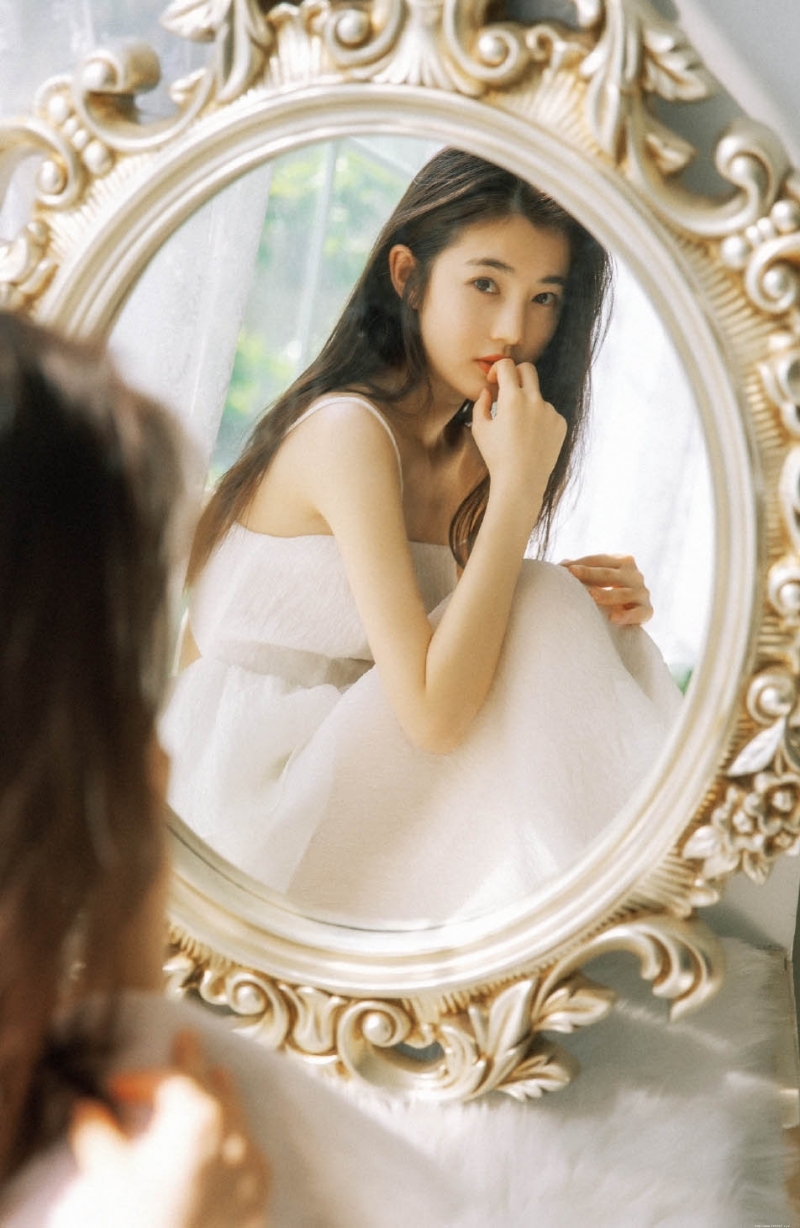 气质小女孩美背光滑细腻女生照片