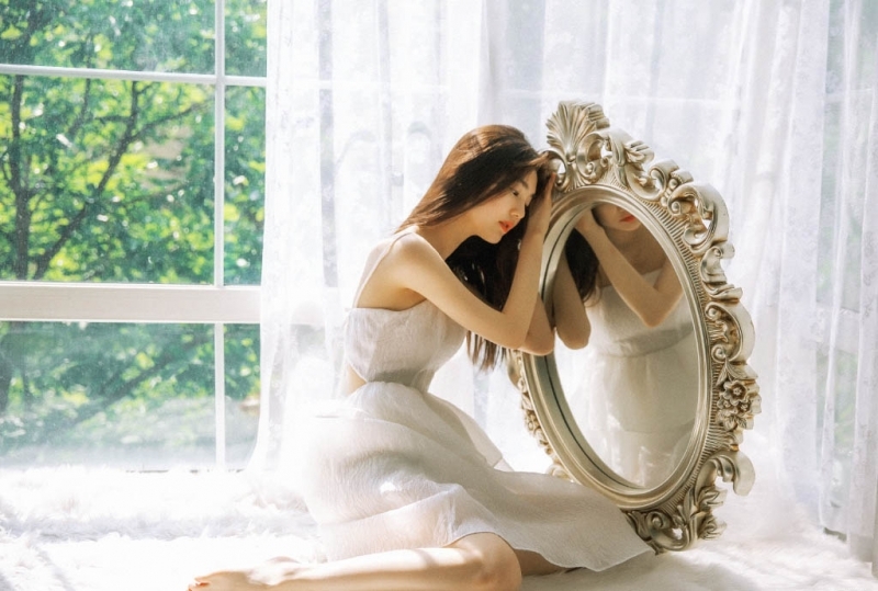 气质小女孩美背光滑细腻女生照片