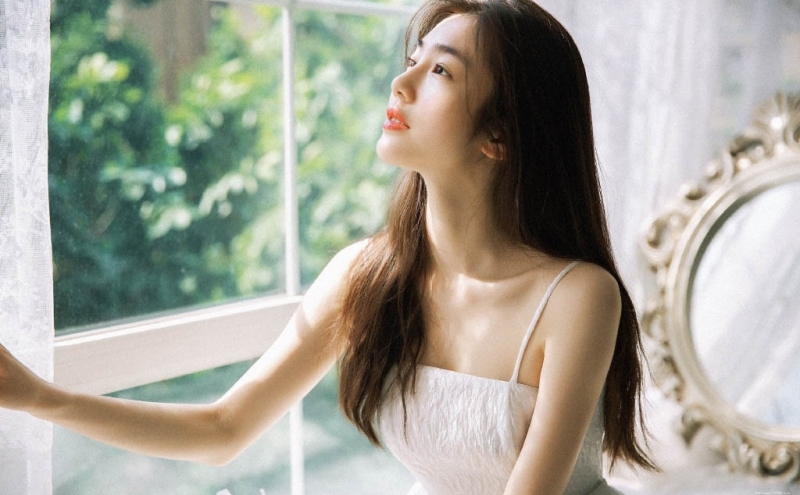 气质小女孩美背光滑细腻女生照片