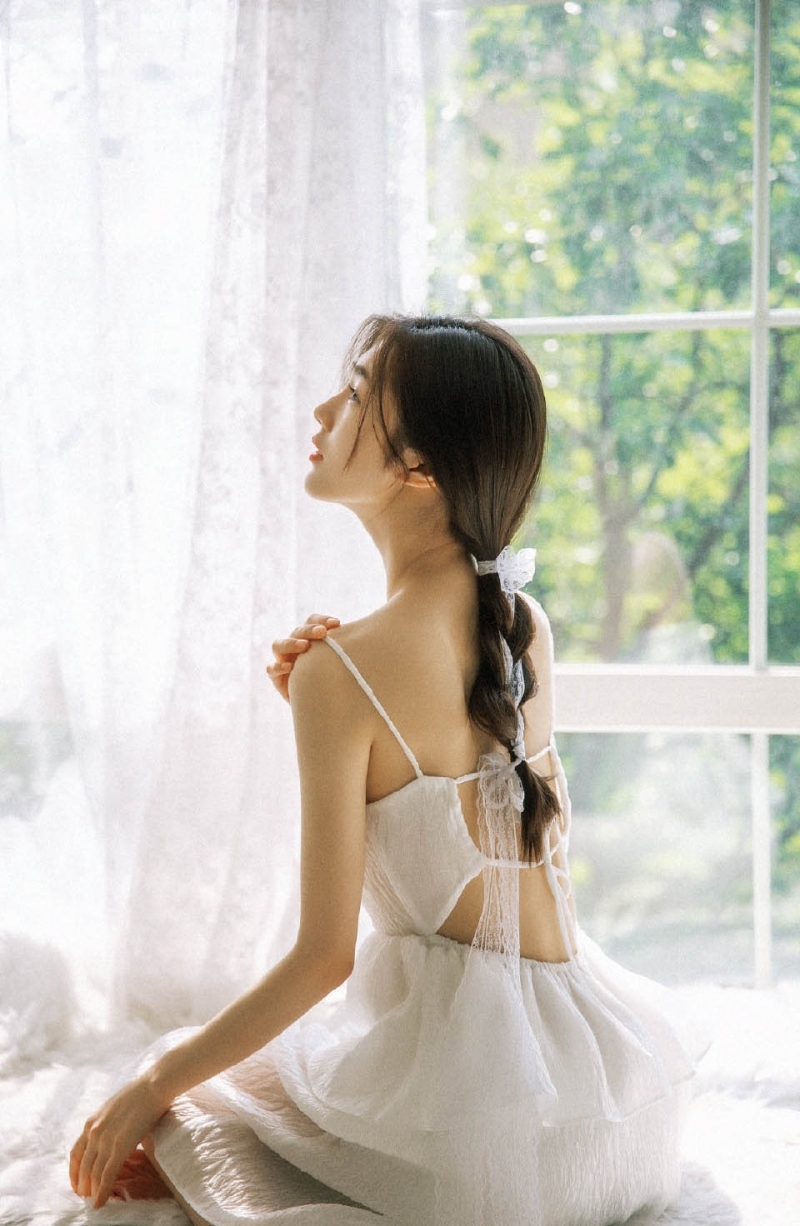 气质小女孩美背光滑细腻女生照片