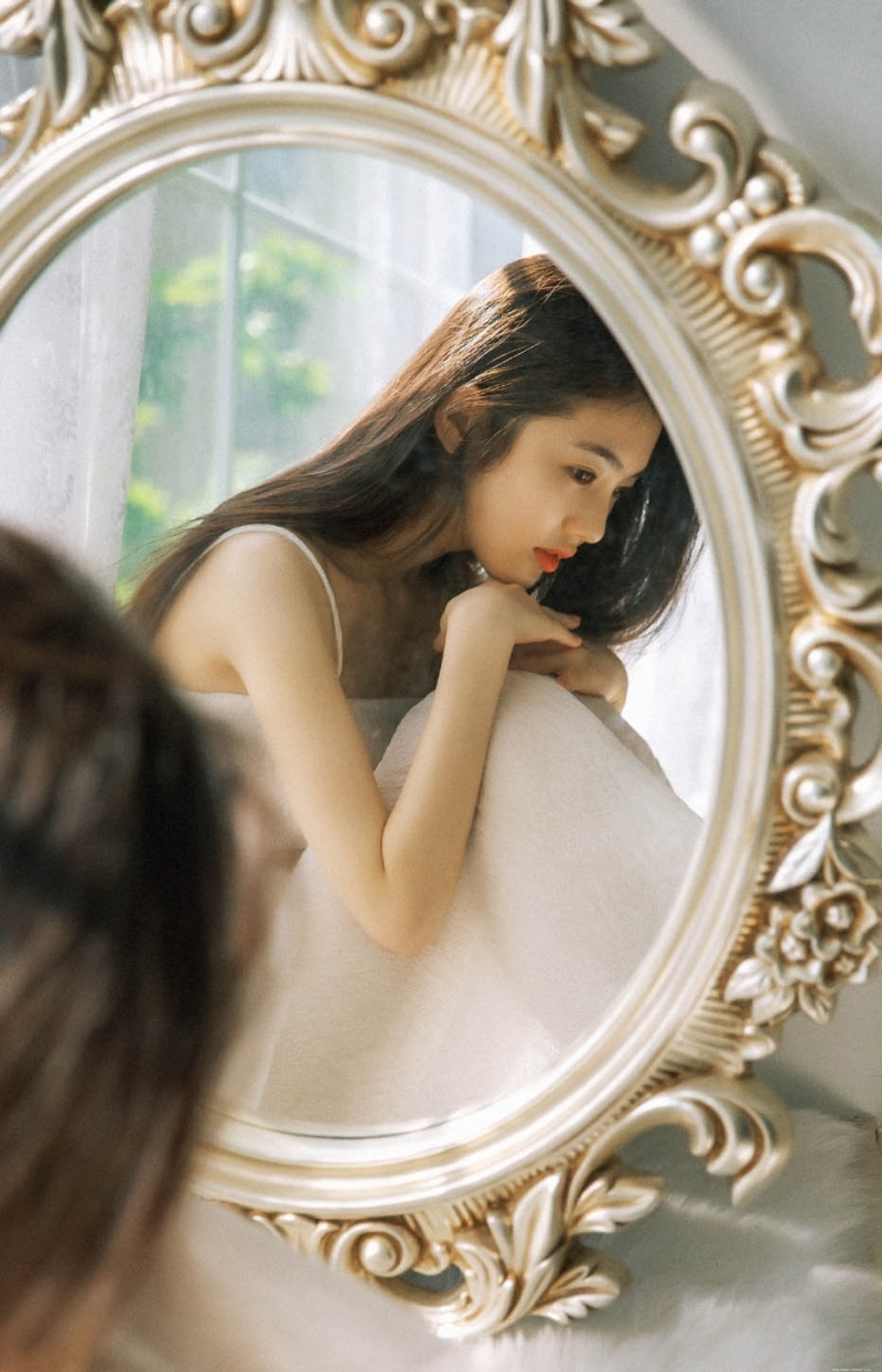 气质小女孩美背光滑细腻女生照片