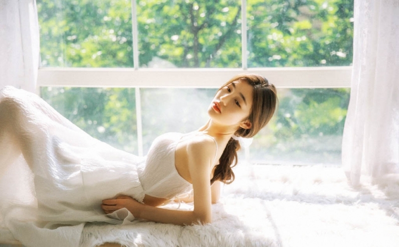 气质小女孩美背光滑细腻女生照片