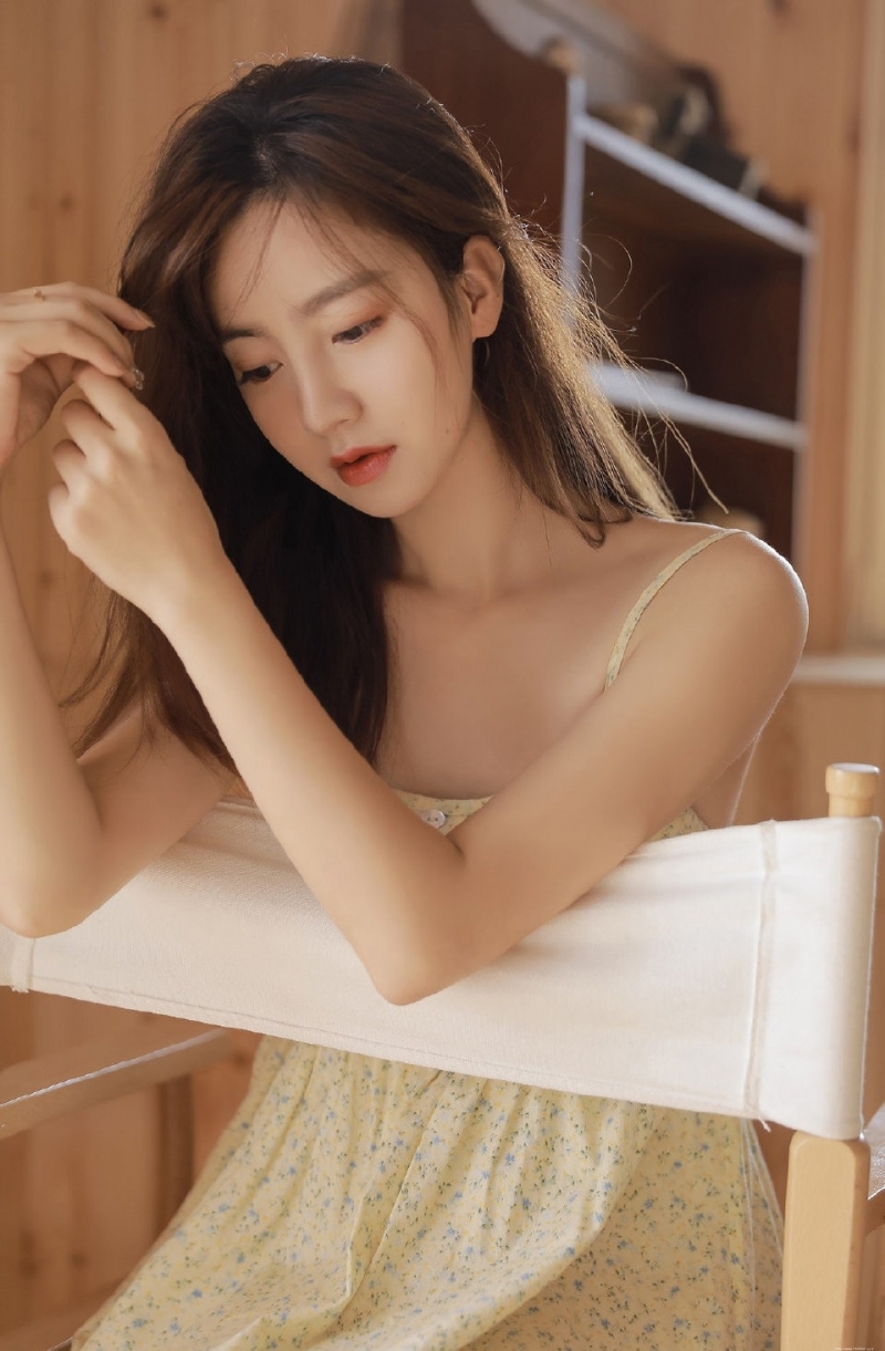 干净小姐姐吊带香肩撩人私房照