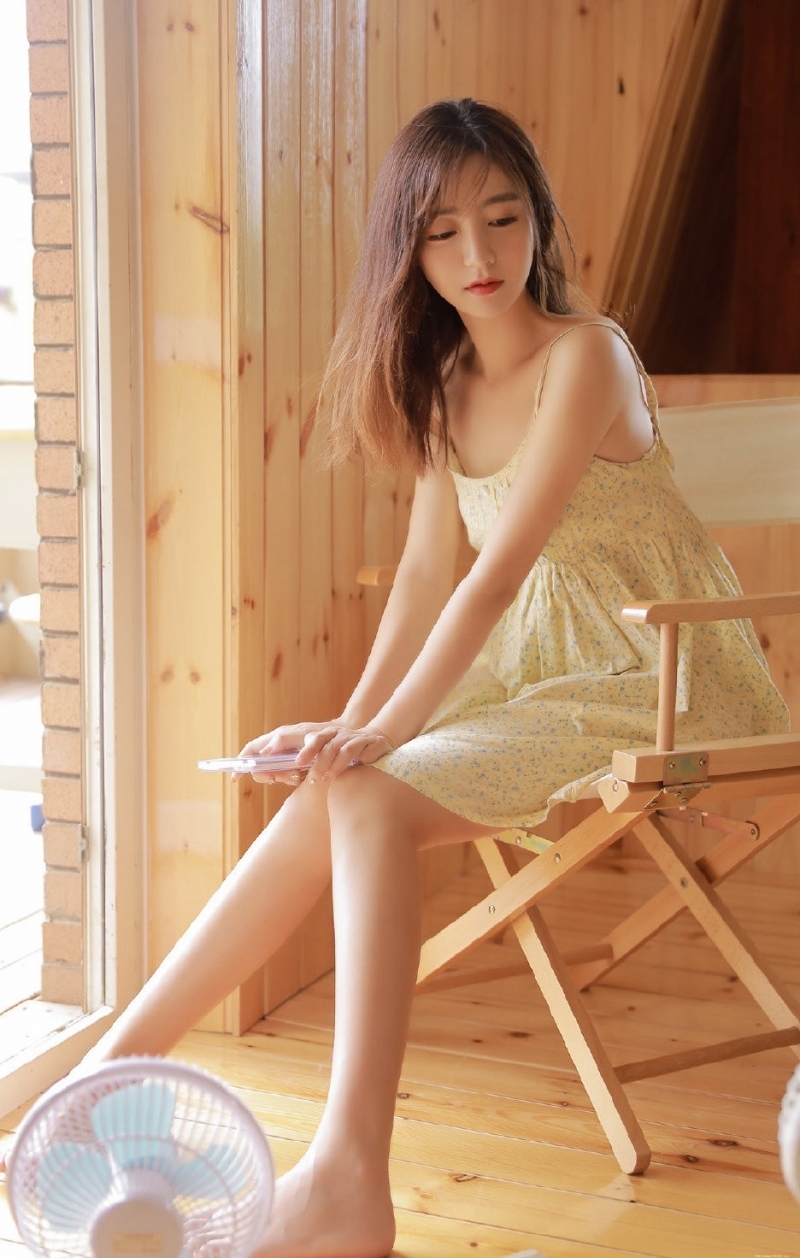 干净小姐姐吊带香肩撩人私房照