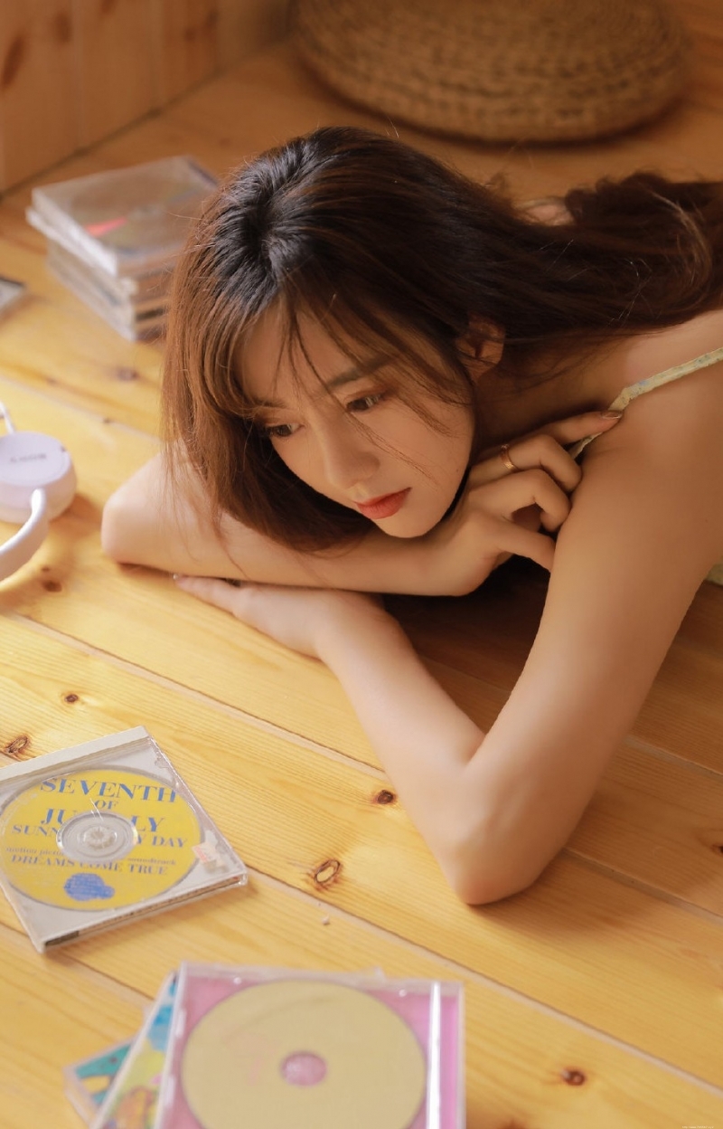 干净小姐姐吊带香肩撩人私房照