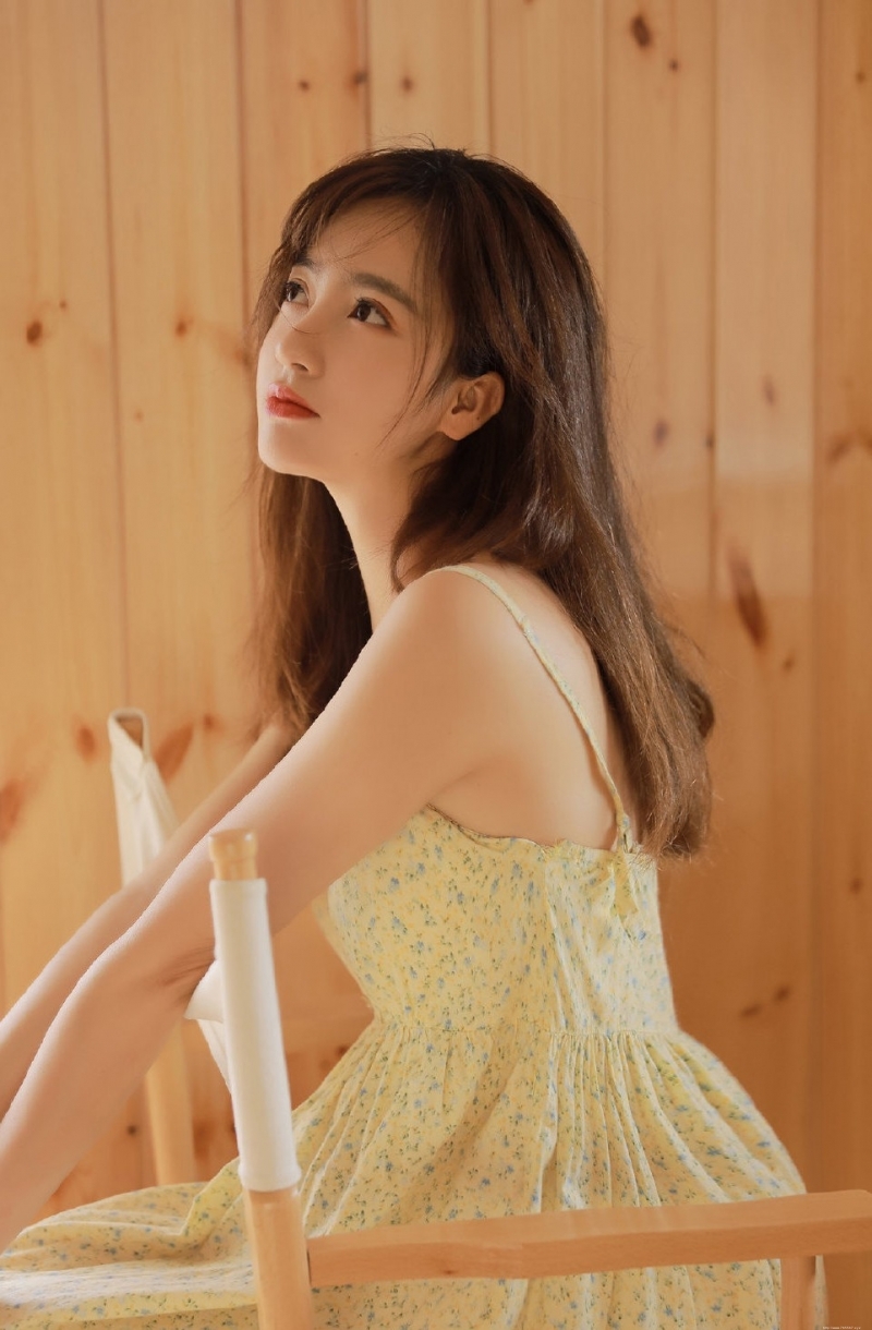 干净小姐姐吊带香肩撩人私房照