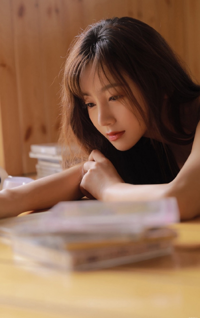 干净小姐姐吊带香肩撩人私房照